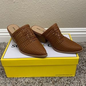 Slip on Tan cognac woven closed toe clogs shoes